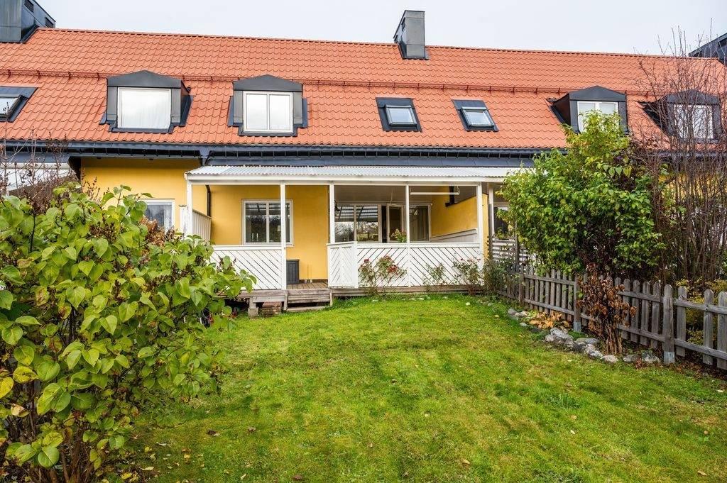 Radhusdröm med källare och solig altan i populära Hemmanet!