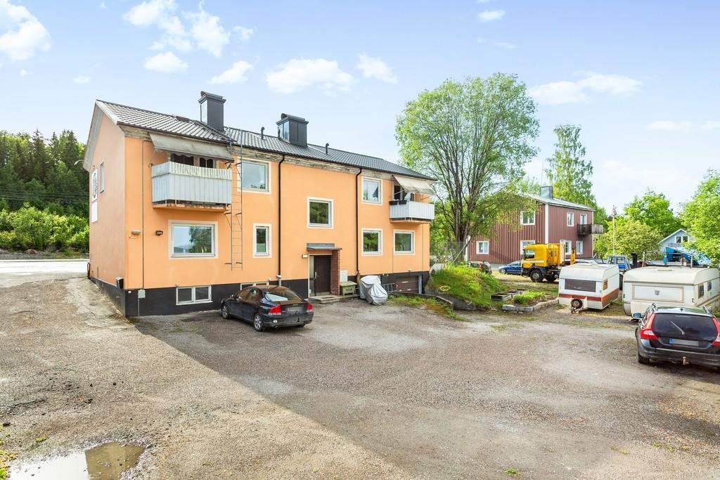 Varmgarage och flertalet biluppställningsplatser