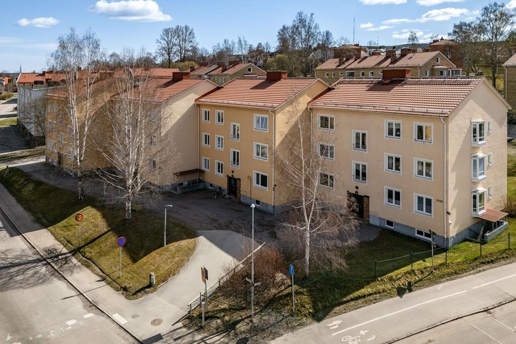 Ljus och trivsam 3:a högst upp i huset – med inglasad balkong i perfekt söderläge!