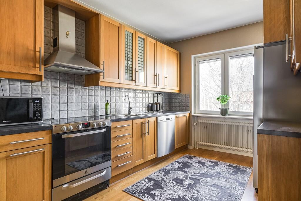 Ljus och trivsam 3:a högst upp i huset – med inglasad balkong i perfekt söderläge! bild 2