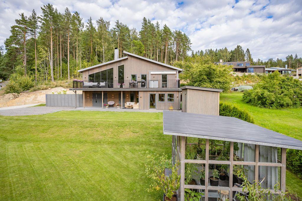 Unik villa med modern arkitektur, bastu, orangeri och storslagen utsikt - Nejlikevägen 14!