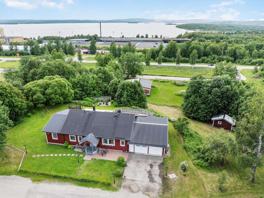     Drönarvy som visar den stora tomten och den privata baksidan.