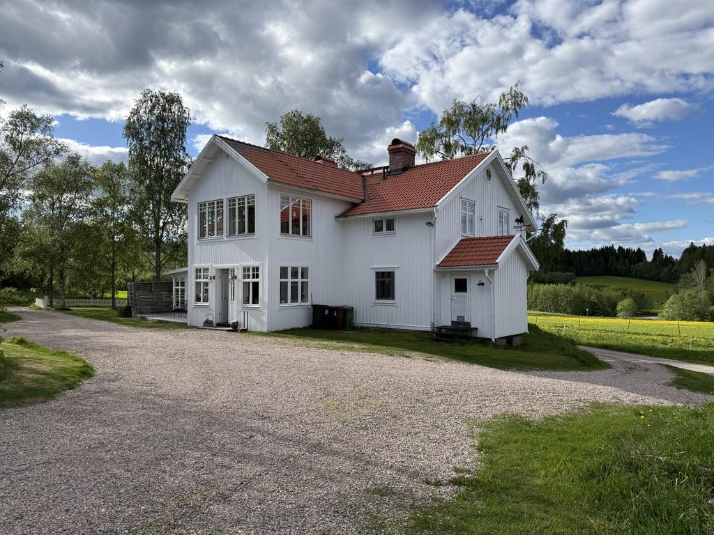 Välskött hästgård med centralt läge