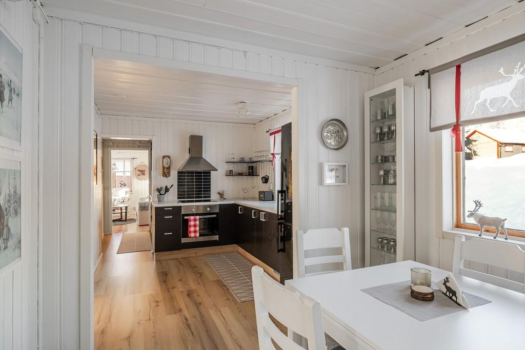 Orrvägen 44 – välhållen fjällstuga med charm, karaktär och gott utrymme bild 3