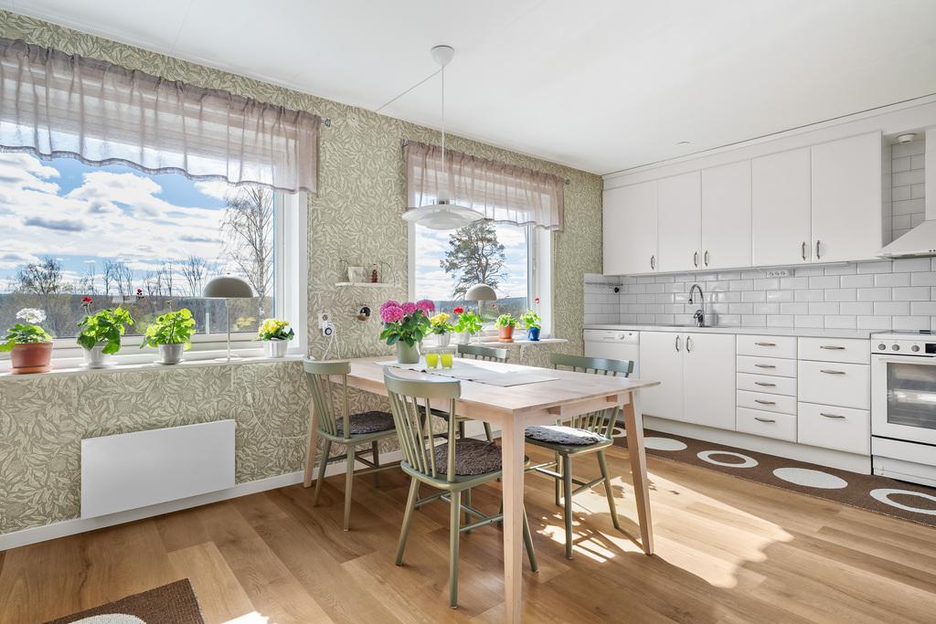 Radhus med soligt söderläge, garage och familjevänligt läge bild 3