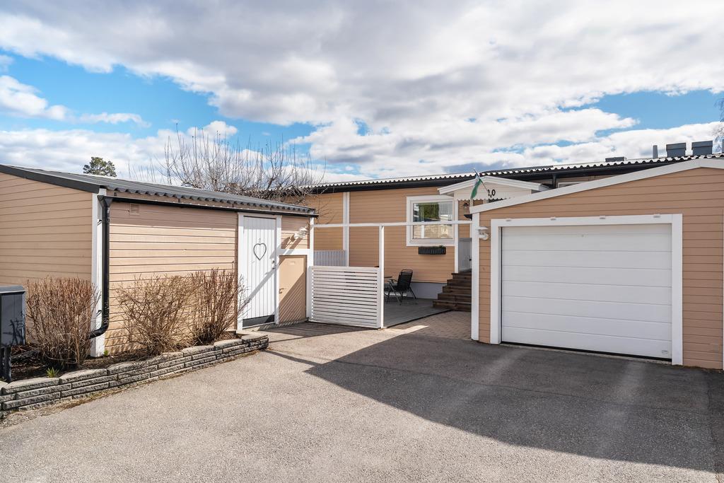 Radhus med soligt söderläge, garage och familjevänligt läge bild 2