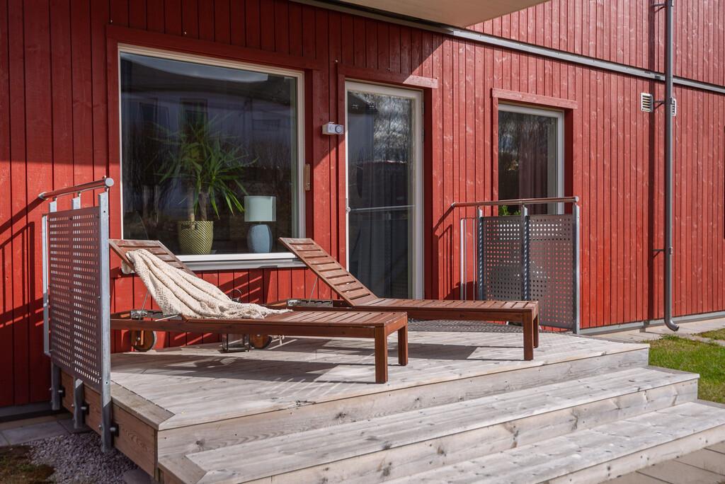 Nyproducerad markplansfyra med solig veranda i västerläge bild 3