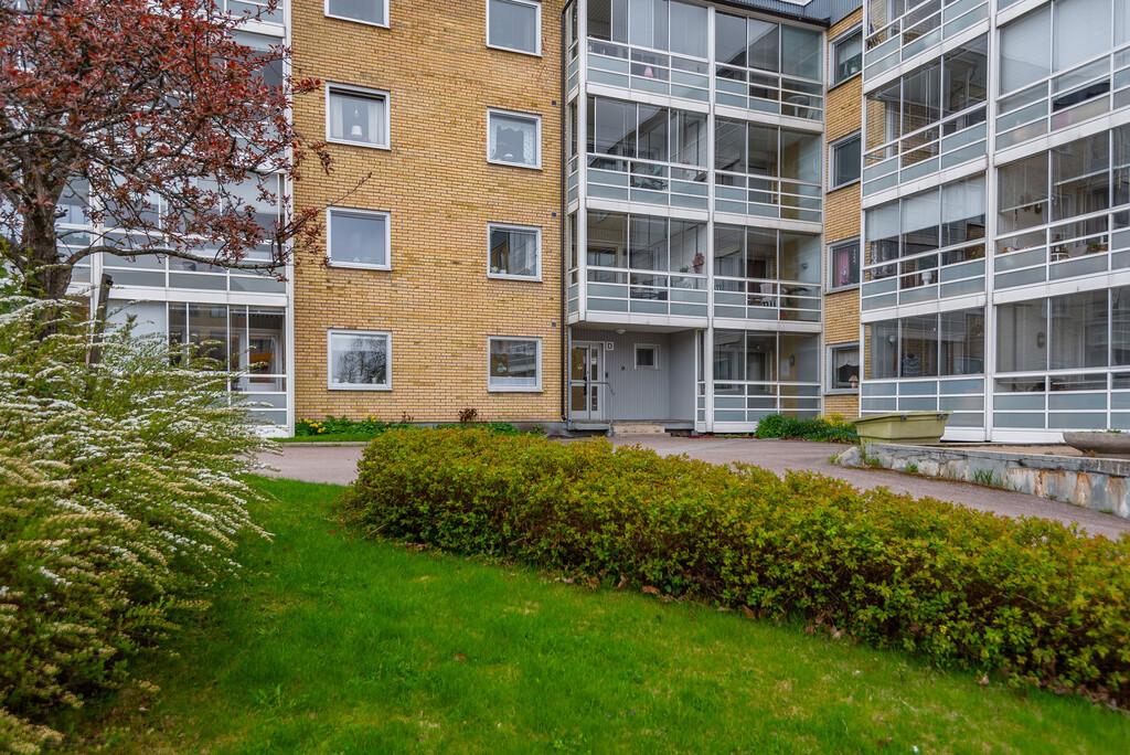 Trivsam och välplanerad 1:a med renoverat badrum och inglasad balkong