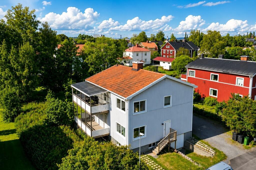 Välskött hyresfastighet med tre lägenheter och stabila intäkter – attraktivt läge på Härnön