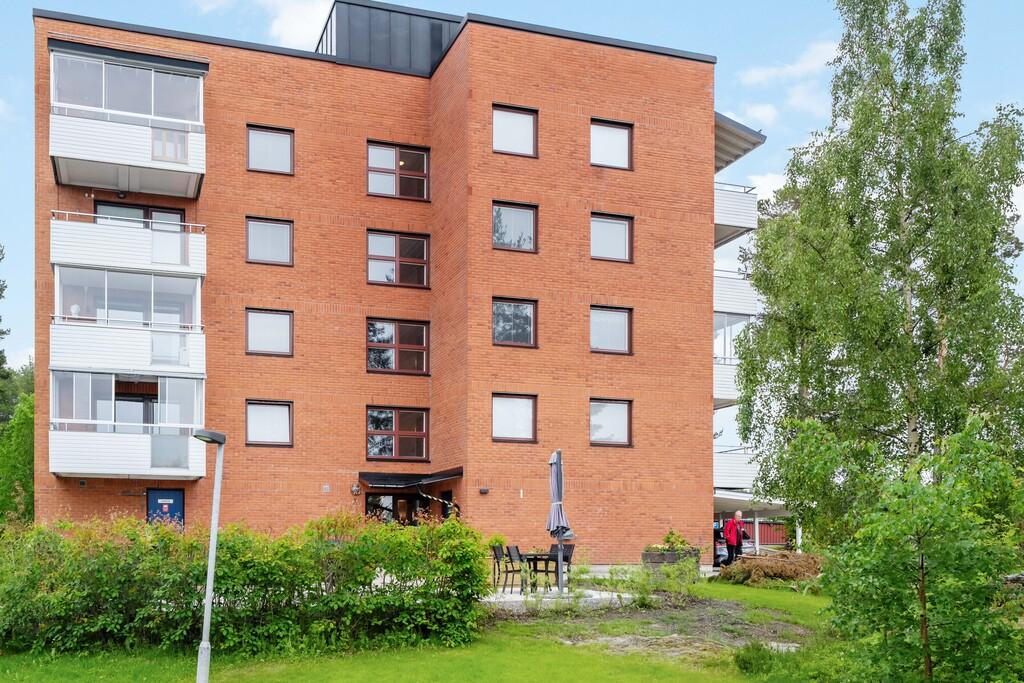     Stor tvåa med renoveringsmöjligheter, hiss och balkong i trivsamt område