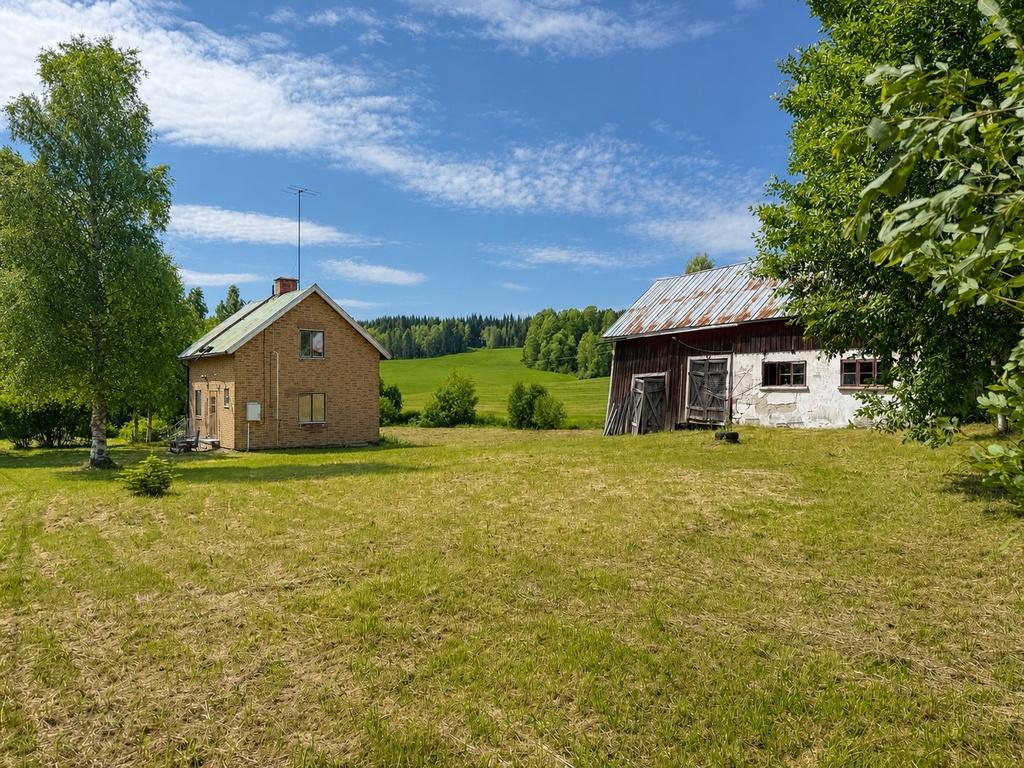 Lantligt boende med stor tomt och lada i natursköna Lagfors