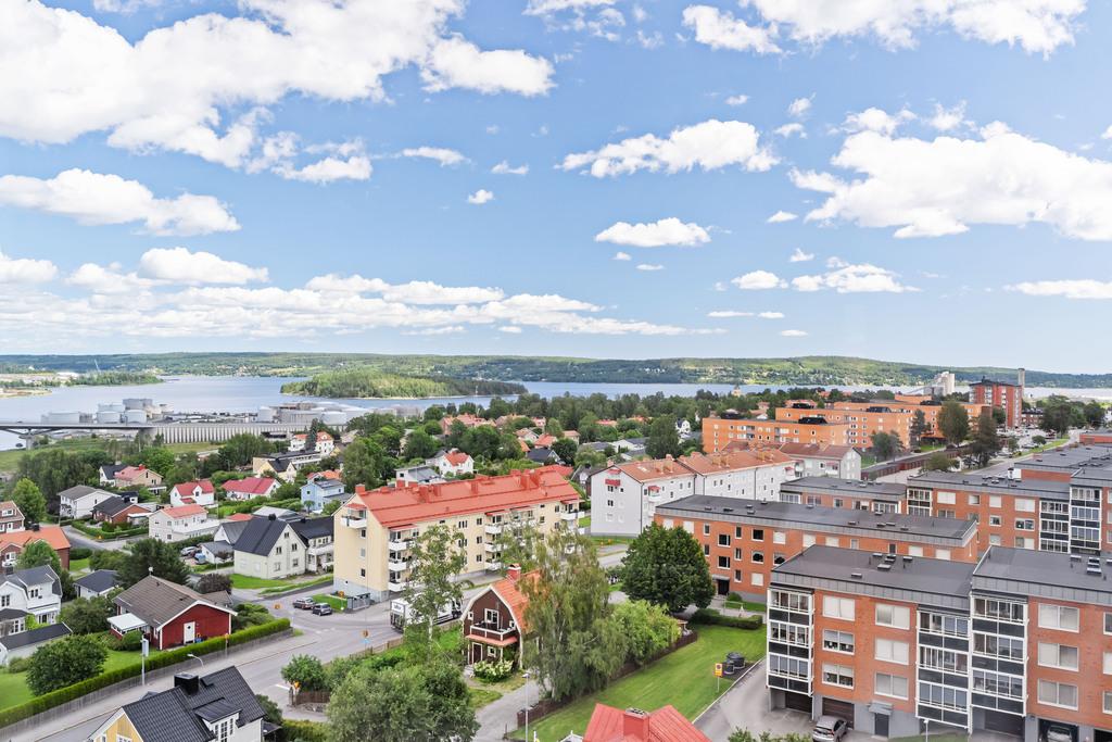 En fantastisk panoramautsikt över Sundsvall  – lika vacker dag som kväll.