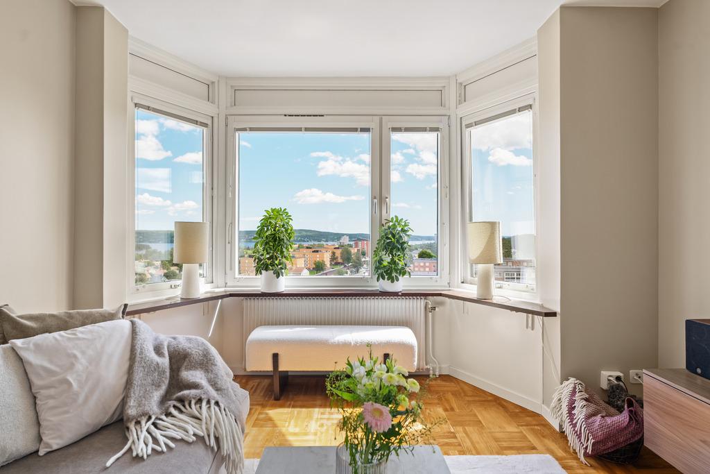Det charmiga burspråket ger vardagsrummet karaktär och skapar en naturlig plats att njuta av den magnifika utsikten.
