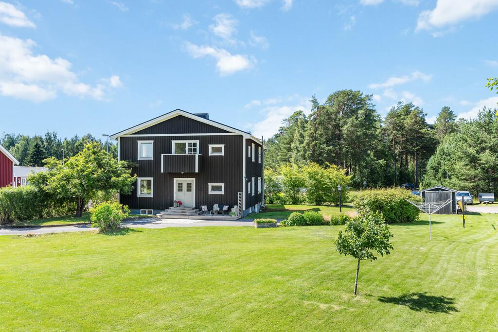 Välkommen till Juniskärsvägen 1B – en rymlig familjevilla med stor, plan tomt.
