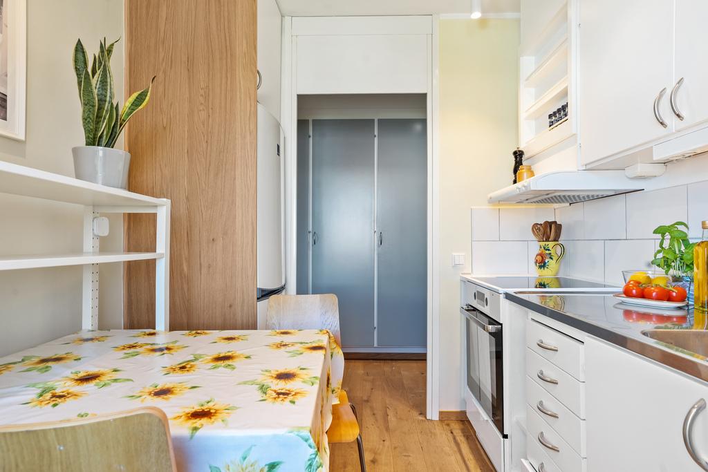 Ljus och välplanerad etta på fjärde våningen – modernt badrum, fint ljusinsläpp och generösa ytor bild 3