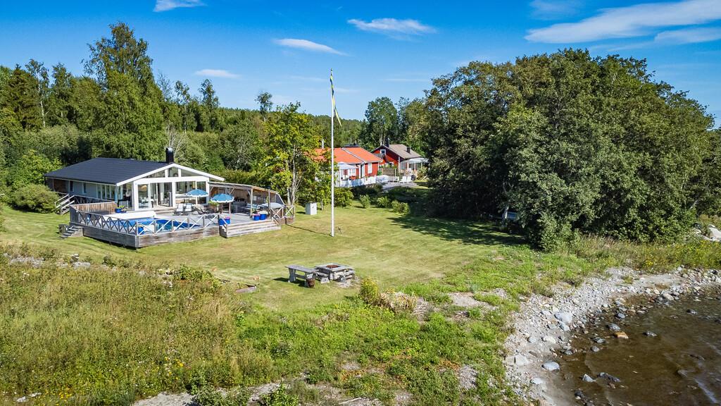 Sommarstuga eller åretruntboende med egen pool, strand och båtliv – ett unikt boende vid vattnet
