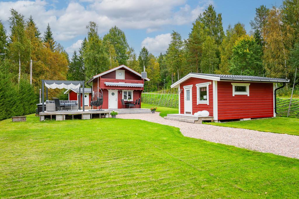 Sommaridyll på Näset – charmigt fritidsboende med gäststuga och härliga uteplatser