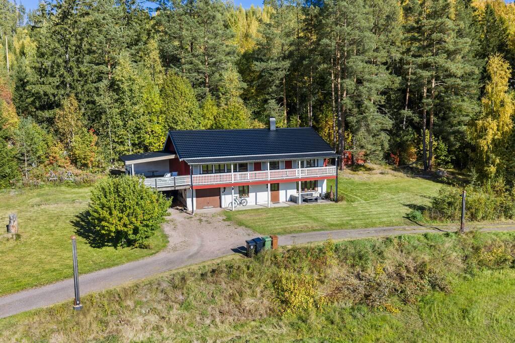 Rymlig villa med högt läge, utsikt över Lindsjön och flera stora investeringar gjorda
