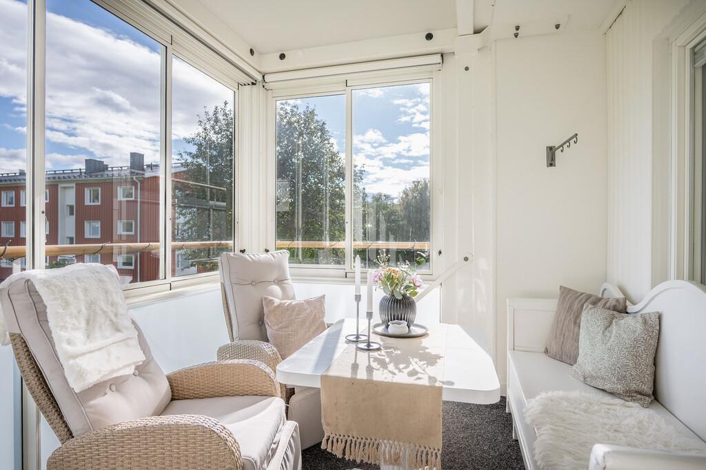 Charmig tvåa med inglasad balkong i söderläge bild 3