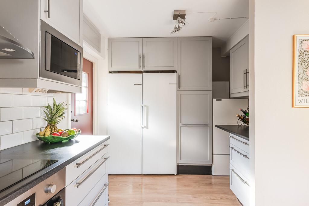 Renoverad villa med insynsskyddad trädgård, solig uteplats och täljstenskamin bild 3