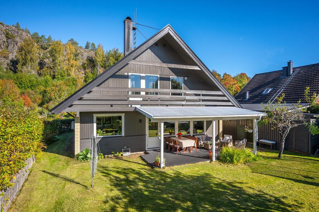 Renoverad villa med insynsskyddad trädgård, solig uteplats och täljstenskamin