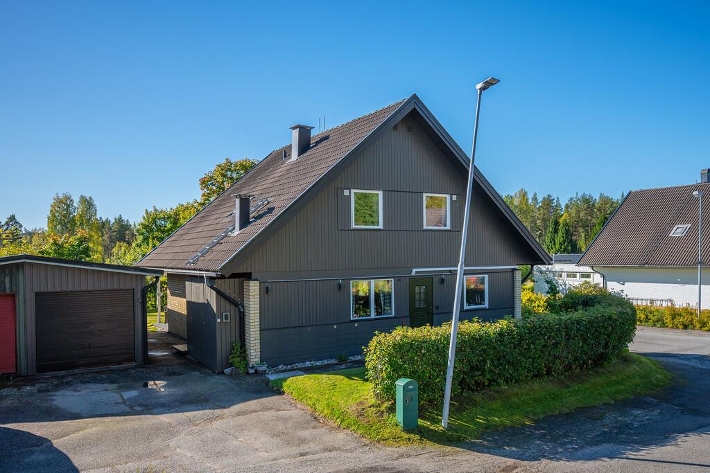 Renoverad villa med insynsskyddad trädgård, solig uteplats och täljstenskamin bild 2