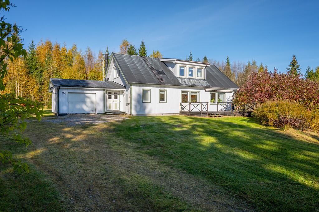 Rymlig villa med stor tomt och många möjligheter i Bergeforsen bild 2