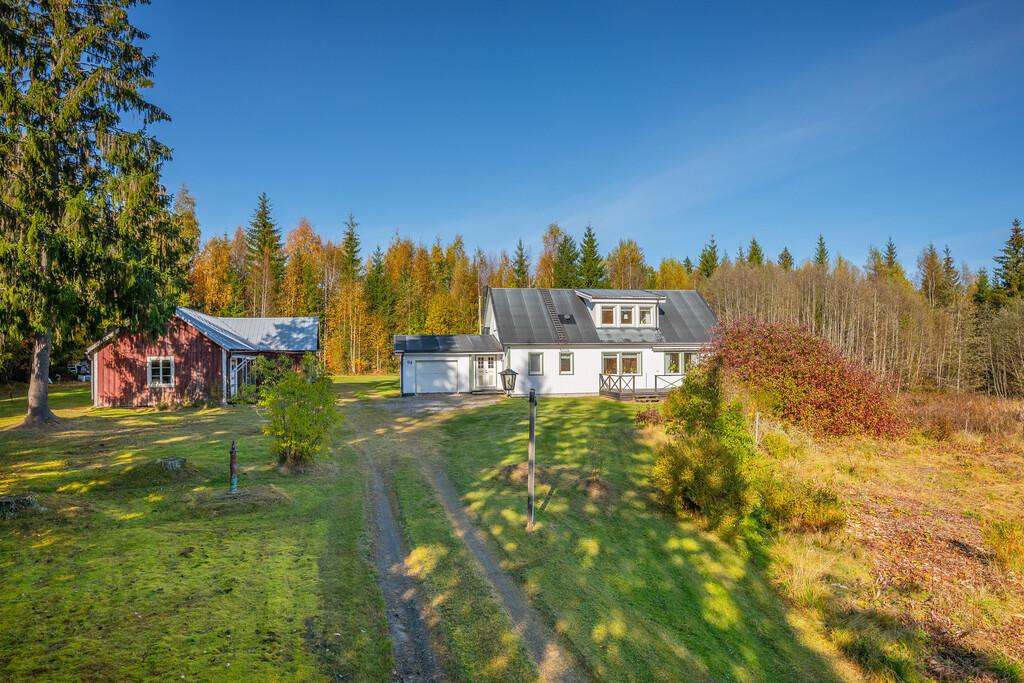 Rymlig villa med stor tomt och många möjligheter i Bergeforsen