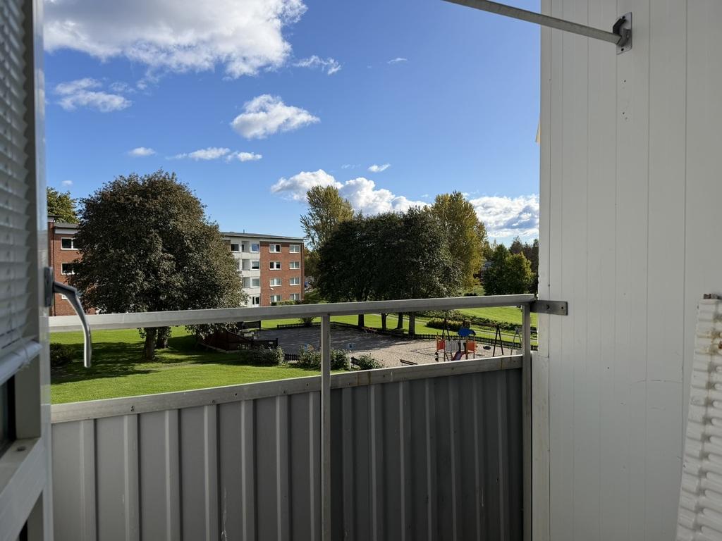 Enrummare med balkong och låg månadsavgift