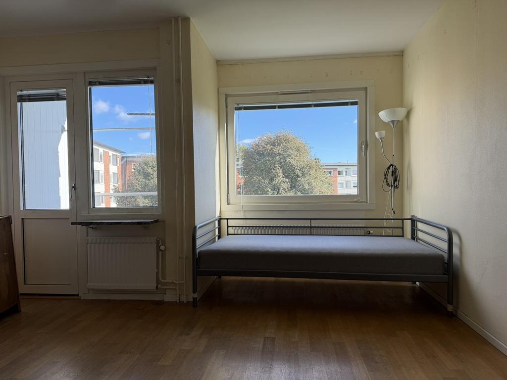 Enrummare med balkong och låg månadsavgift bild 2