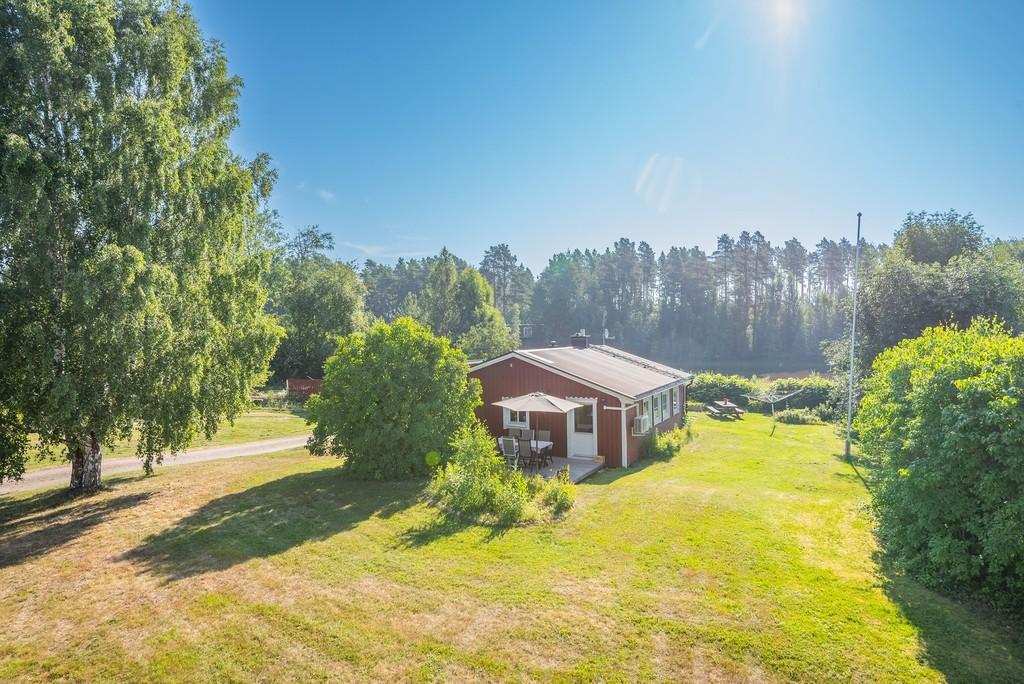 Välkommen till Södra Hästuddsvägen 14 – ett smultronställe vid vattnet!