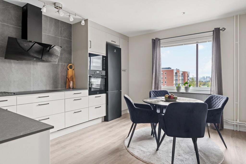 Stilrent renoverad tvåa på vån 6 med hiss, balkong och fin utsikt