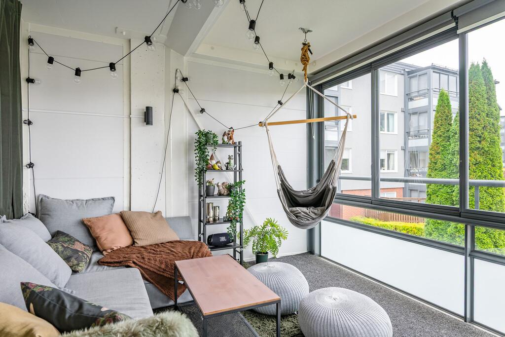 Ljus och välplanerad tvåa med inglasad balkong i lugnt läge