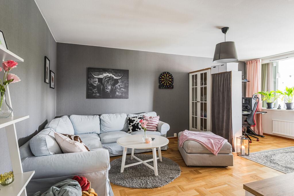 Ljus och välplanerad tvåa med inglasad balkong i lugnt läge bild 2