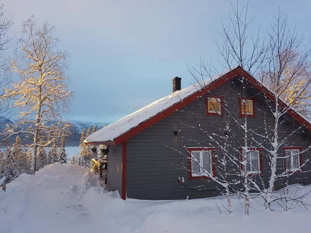 Rymlig fjällvilla med storslagen utsikt över Borgahällan– ski-in, bastu och generösa sällskapsytor!
