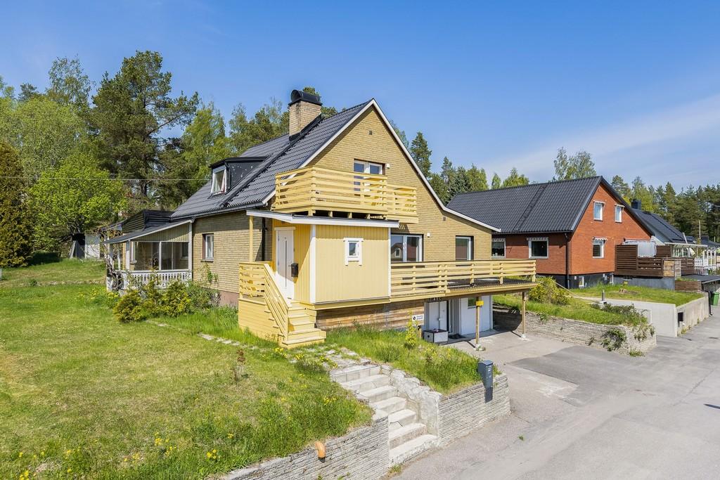 Mångsidig villa med tre lägenheter - Ringvägen 7