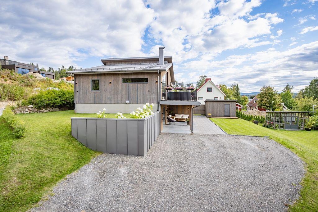 Unik villa med modern arkitektur, bastu, orangeri och storslagen utsikt - Nejlikevägen 14! bild 2