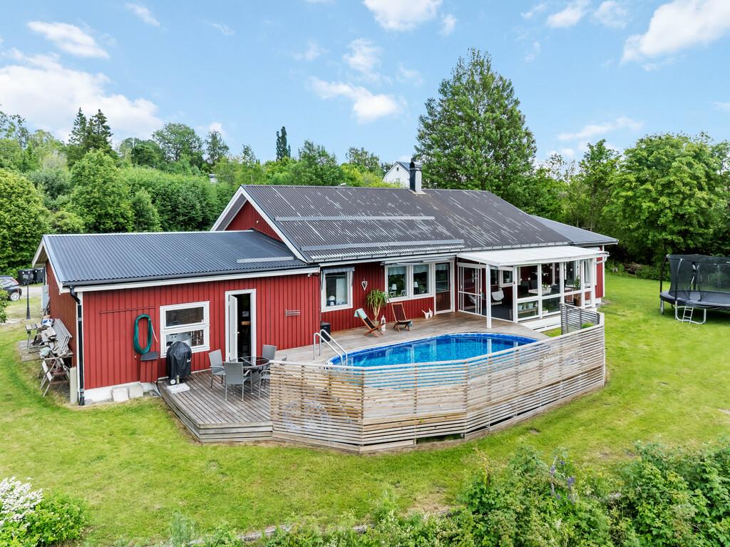 Välkommen till Alavägen 17 – en rymlig enplansvilla med pool, relax och stort varmgarage.