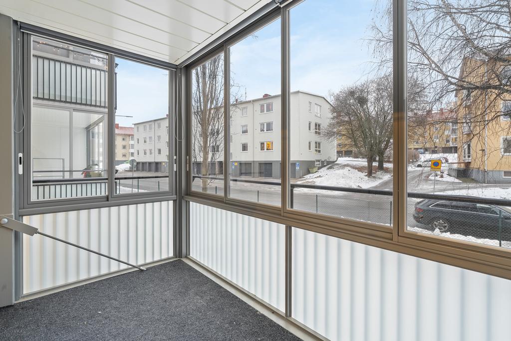 Stor och välplanerad 1:a om 40,5 kvm med inglasad balkong i soligt söderläge! bild 3