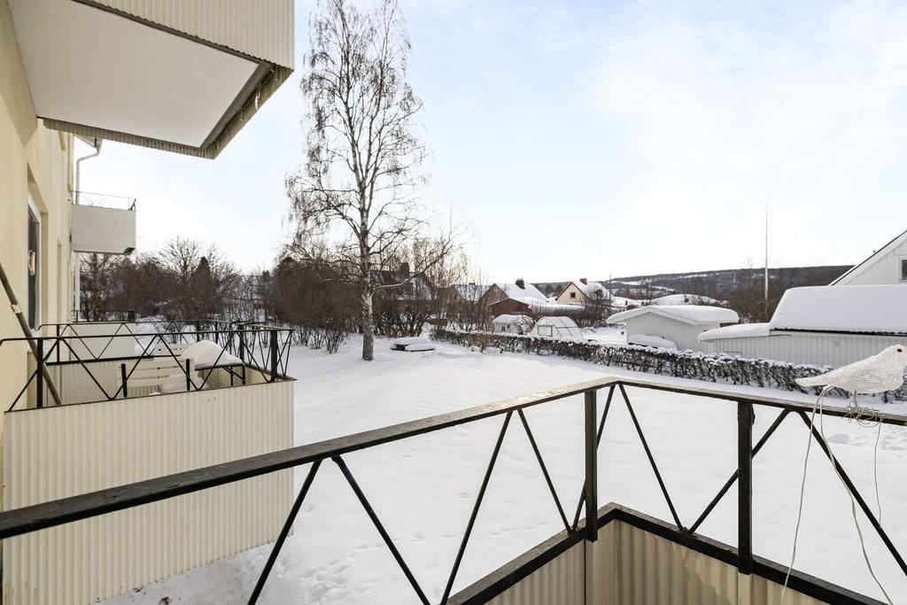 2:a i populära Granlo med solig balkong i söderläge bild 3