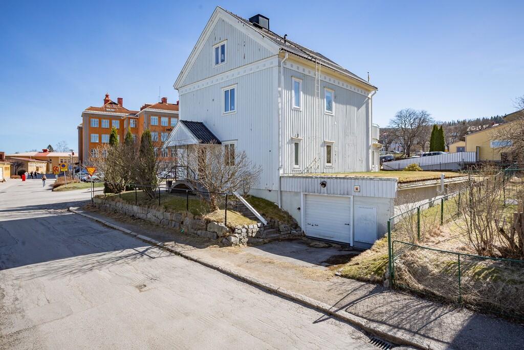 Perfekt för stora familjen – villa med separat lägenhet och ett stort garage för tre bilar bild 2