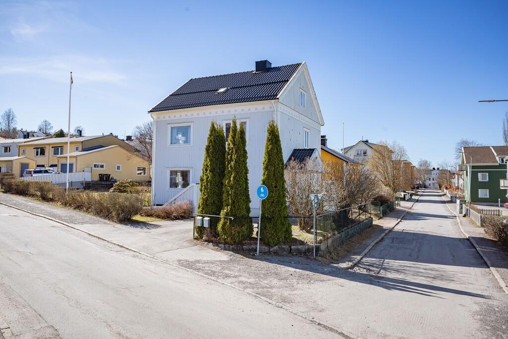 Perfekt för stora familjen – villa med separat lägenhet och ett stort garage för tre bilar