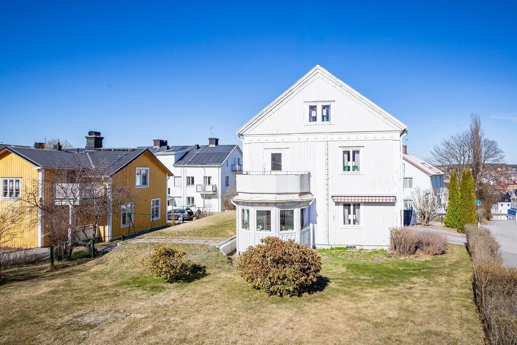 Perfekt för stora familjen – villa med separat lägenhet och ett stort garage för tre bilar bild 3