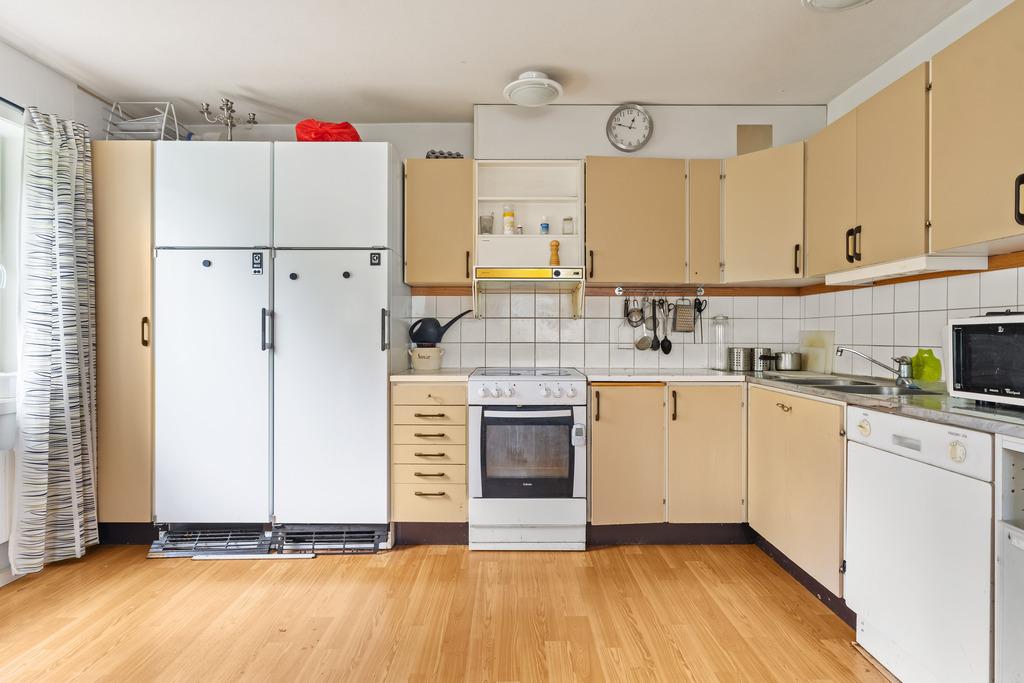 Stor tvåa med renoveringsmöjligheter, hiss och balkong i trivsamt område bild 3