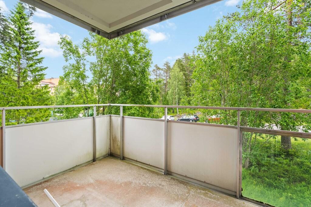 Stor tvåa med renoveringsmöjligheter, hiss och balkong i trivsamt område bild 2