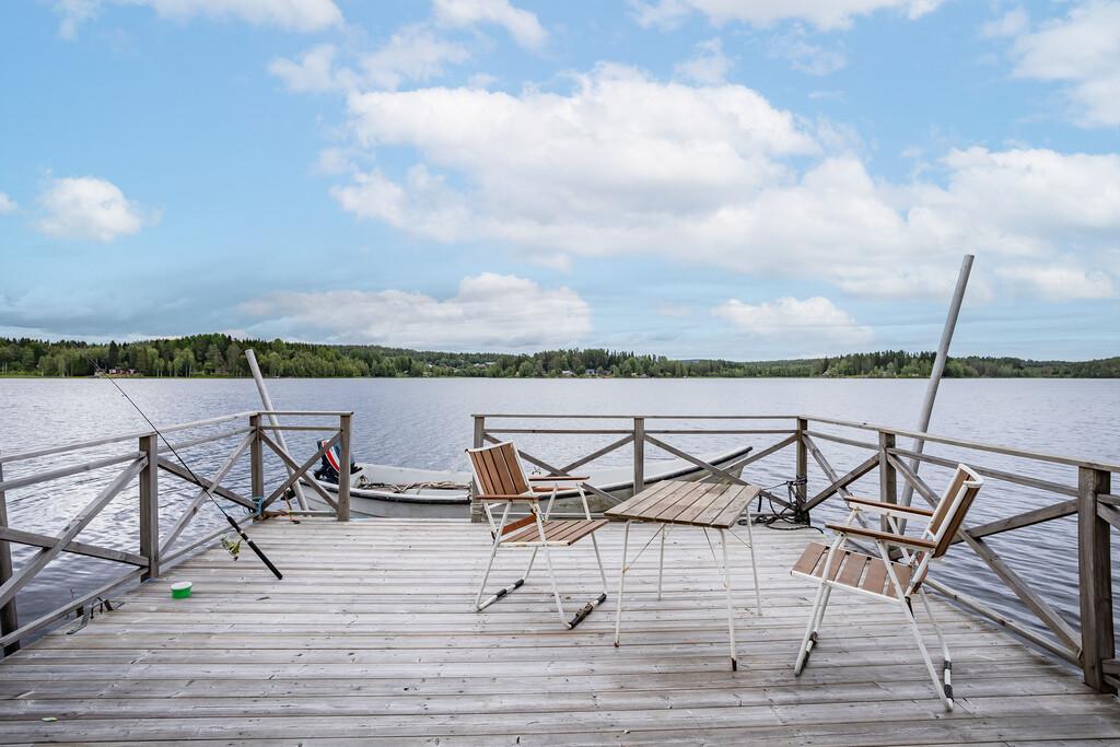 Sjönära fritidsdröm i Hussjö med egen brygga, flera gäststugor och tillträde inom kort bild 3