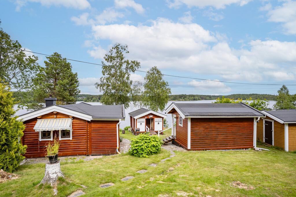 Sjönära fritidsdröm i Hussjö med egen brygga, flera gäststugor och tillträde inom kort