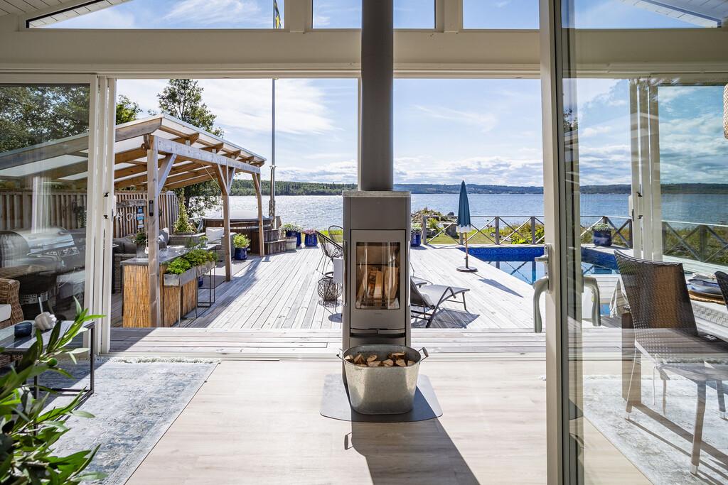 Sommarstuga eller åretruntboende med egen pool, strand och båtliv – ett unikt boende vid vattnet bild 3