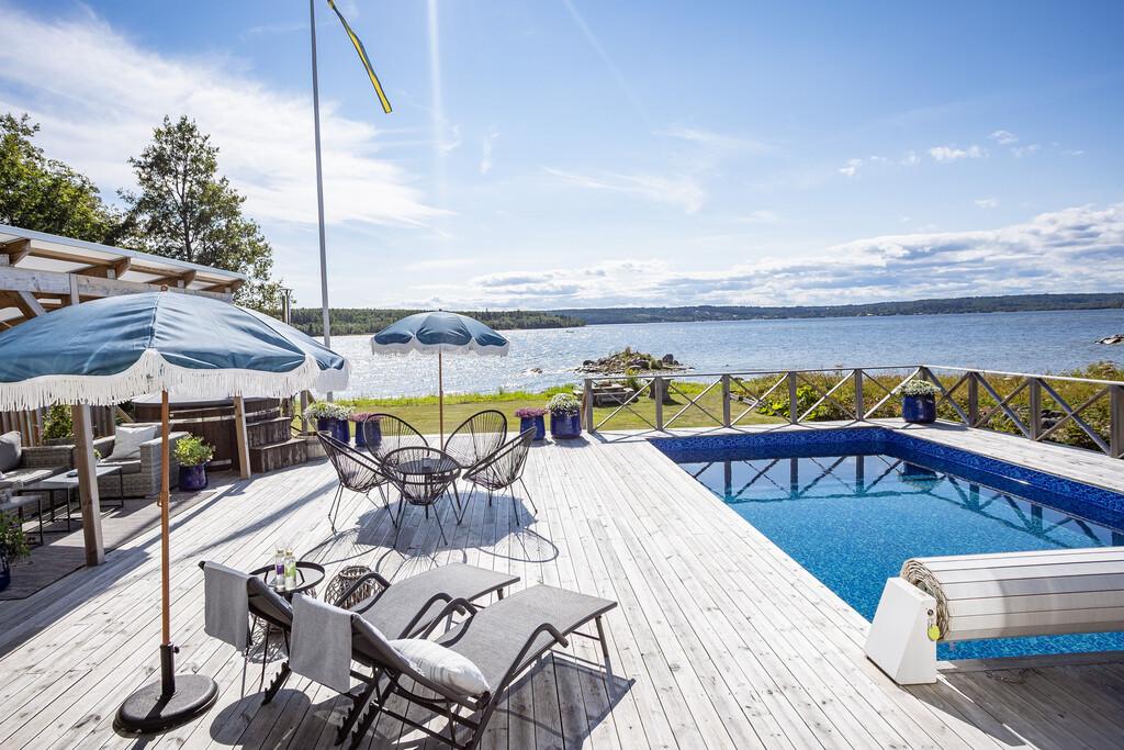 Sommarstuga eller åretruntboende med egen pool, strand och båtliv – ett unikt boende vid vattnet bild 2