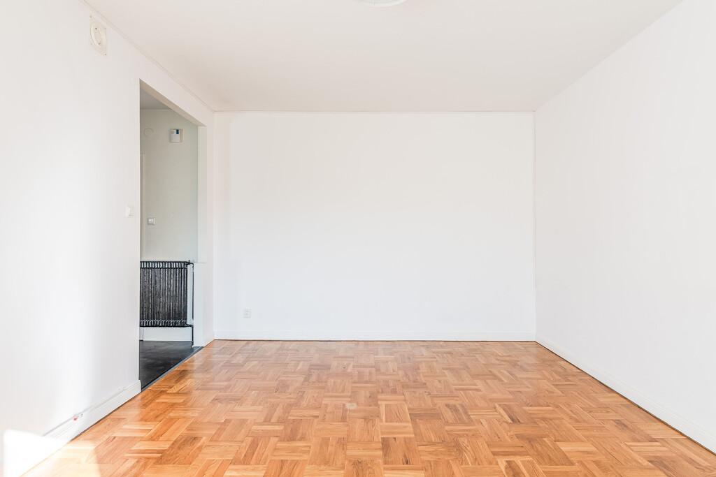 Ljus och välplanerad lägenhet högst upp i huset med balkong i västerläge bild 2